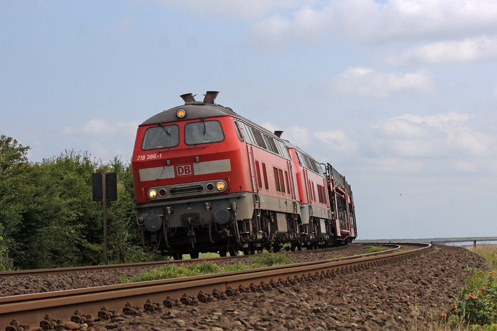 Die 218 386-1 und 218 307-7 in Morsum am 06,08,11