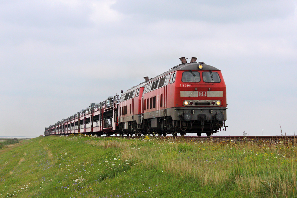 Die 218 386-1 und 218 307-7 in Morsum am 06,08,11