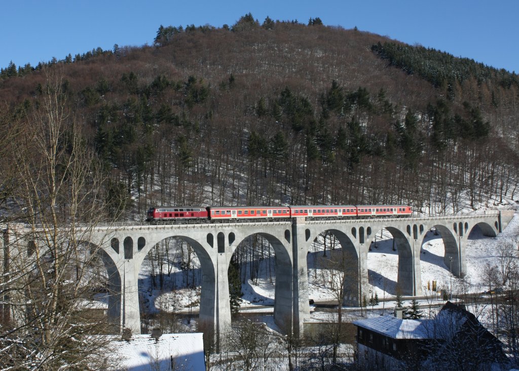 Die 218 387-9 bei der �berfahrt des Viadukts in Willingen am 30.01.2011.