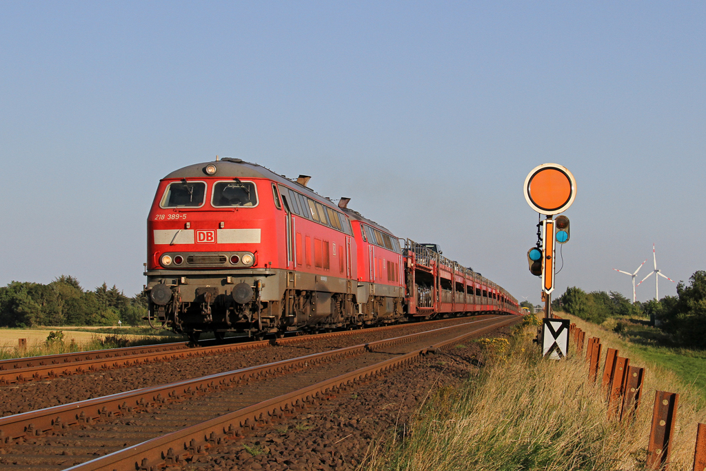 Die 218 389-5 und 218 376-2 bei Klanxb�ll am 13,08,12