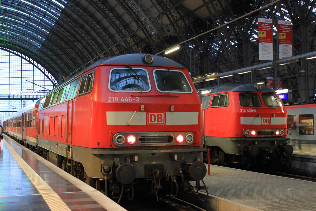 Die 218 420-8 neber 218 446-3 nebereinander im Frankfurter Hbf. Aufgenommen am 6.1.11
