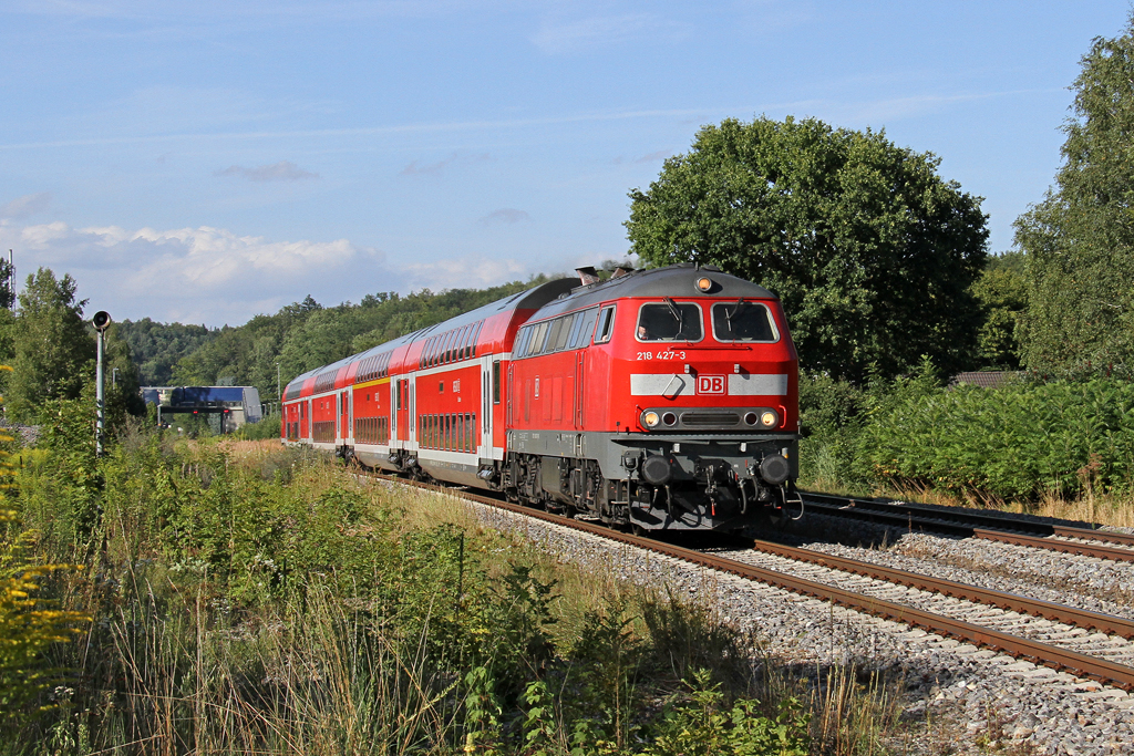 Die 218 427-3 mit RE in Mochenwangen am 30,07,12