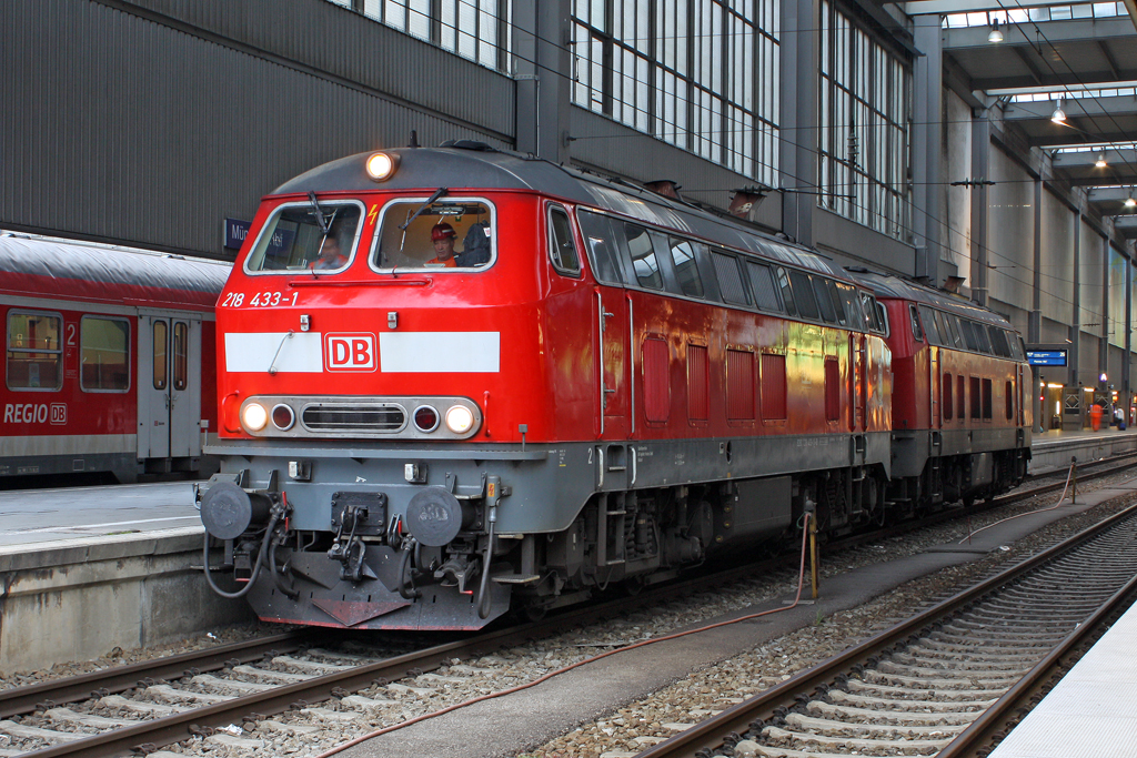 Die 218 433-1 und 218 418 in M�nchen Hbf am 30,07,11