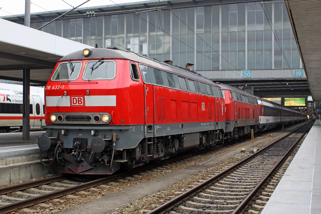Die 218 433-1 und 218 418 in M�nchen Hbf am 30,07,11