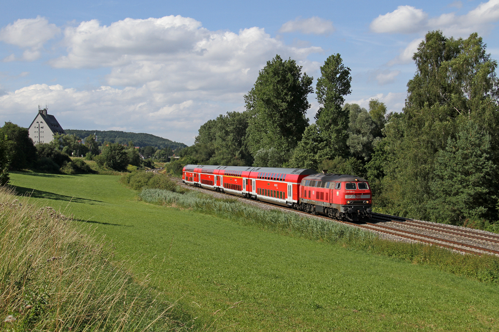Die 218 439-8 mit RE bei Aulendorf am 30,07,12