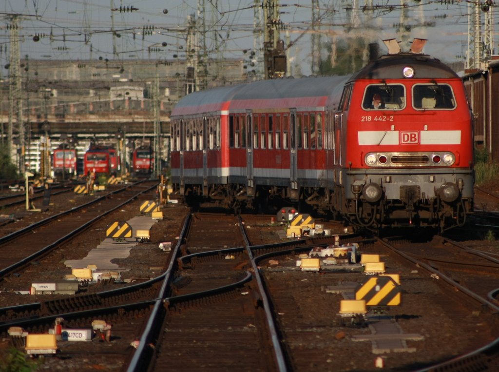 Die 218 442-2 erreicht und wird bald in das im Hintergrund befindliche BW1 aufbrechen. Dieses ist am 04.06.2010 schon geschlossen aber die Loks parken immer noch davor.

