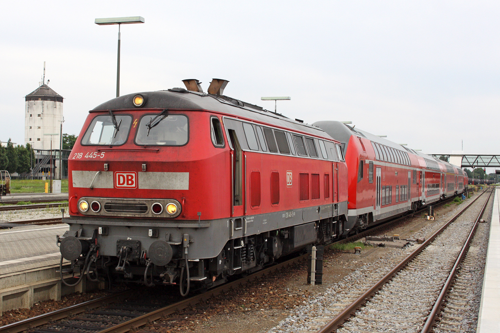 Die 218 445-5 in M�hldorf am 04,08,10