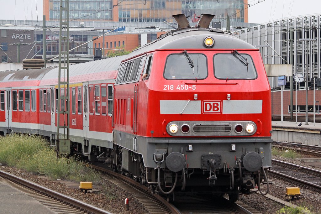 Die 218 450-5 bei der Ausfahrt aus Hannover Hbf, am 25,08,09
