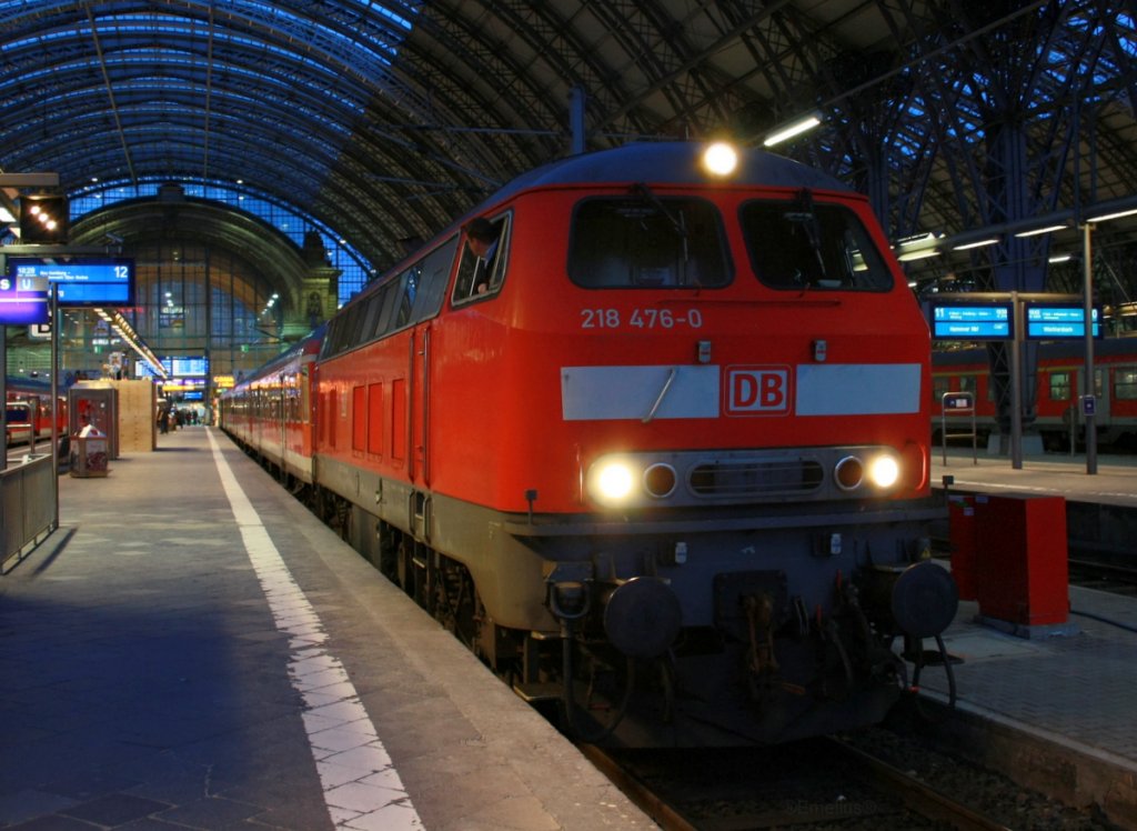 Die 218 476-0 hat gerade das Abfahrt Signal bekommen und der nette Lokf�hrer der mit mir Plauderte schaltete besonders hart auf. Vielen Dank f�r die Unterhaltsamen Minuten.

Patrick E.