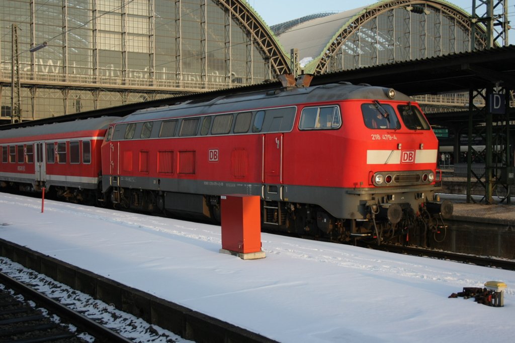 Die 218 479-4 steht am fr�hen Dienstag Abend im Frankfurter Hbf. Sie wird herlich von der untergehenden Sonne angestrahlt. Lasst doch mal eure Meinung h�ren.

Patrick E.