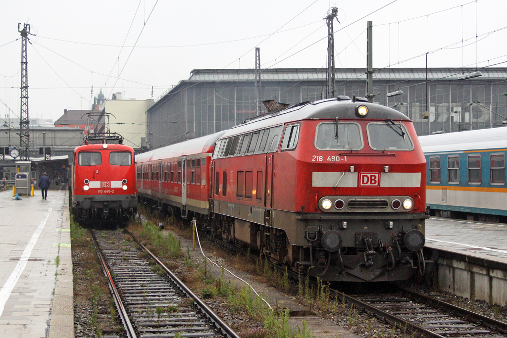 Die 218 490-1 und 110 446-2 in M�nchen Hbf am 07,08,10