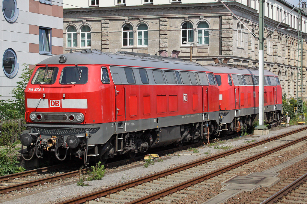 Die 218 824-1 und 218 xxx in N�rnberg Hbf am 22,08,10
