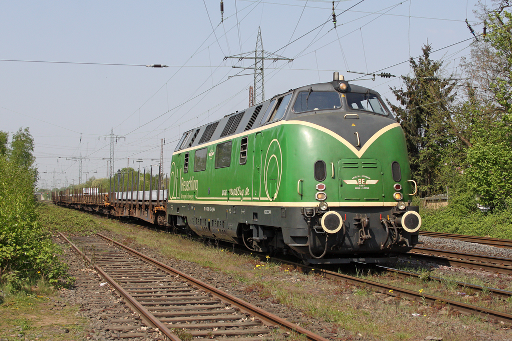 Die 220 053-3 der Brohltalbahn in Ratingen Lintorf am 21,04,11