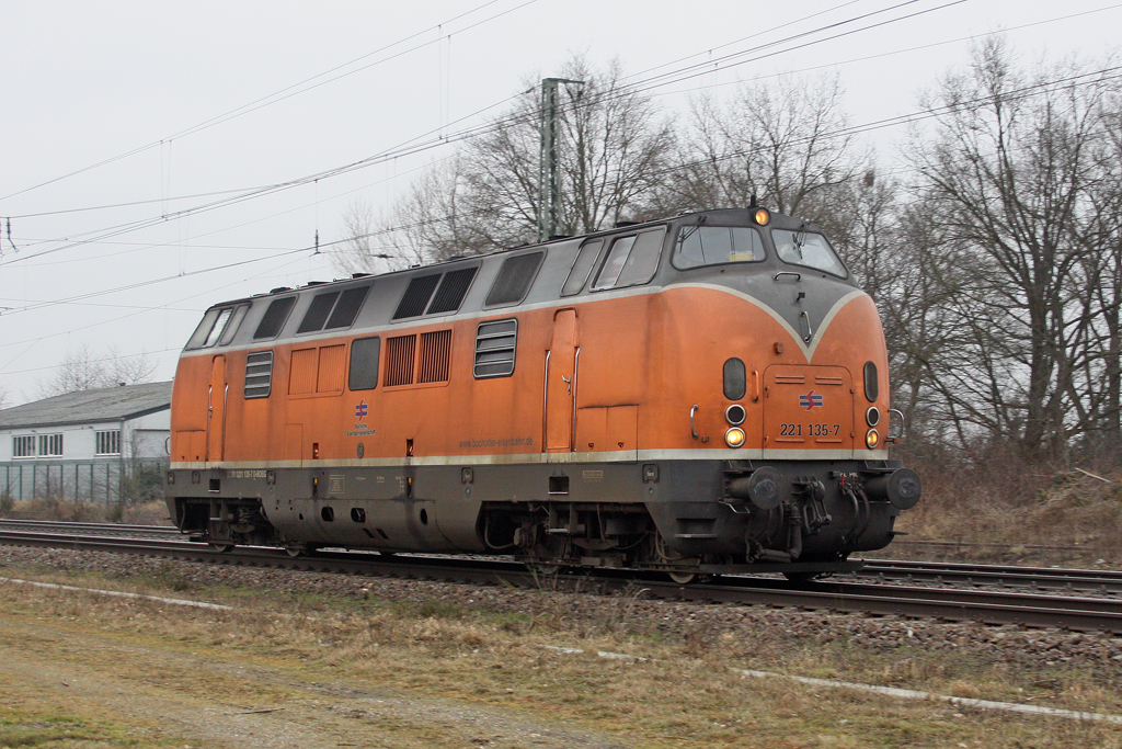 Die 221 135-7 in Empel-Rees am 02,03,12