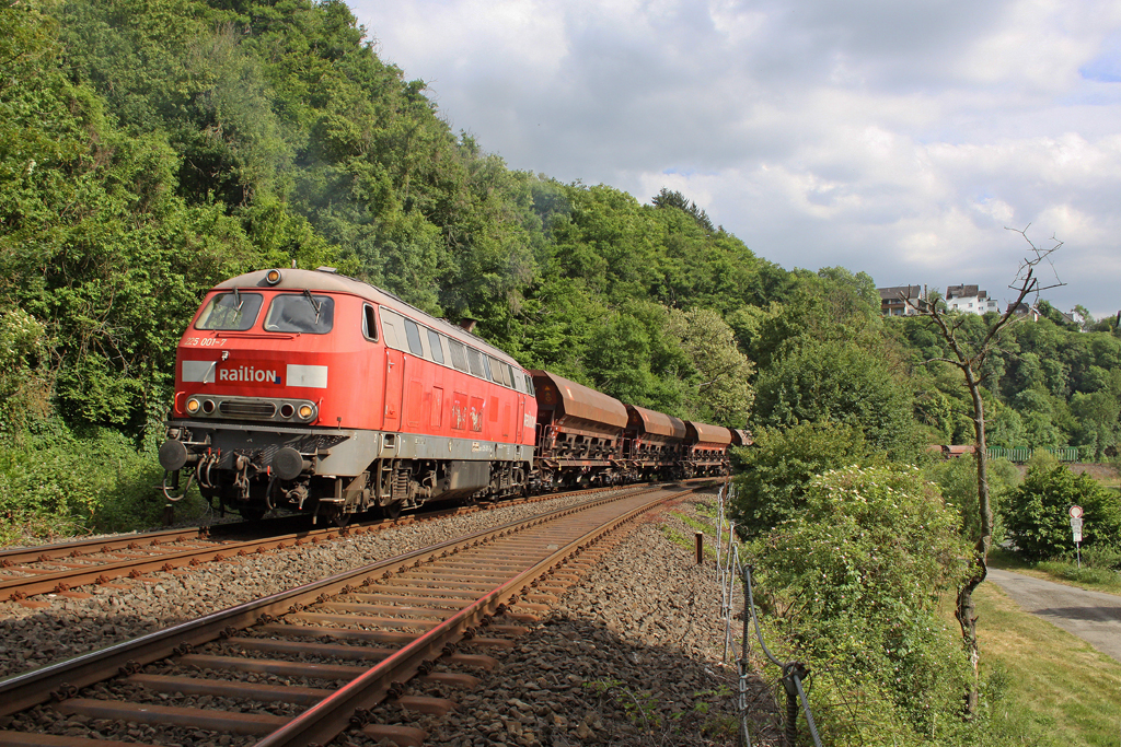 Die 225 001-7 in Gr�venack auf dem Weg nach Wetzlar am 26,05,11