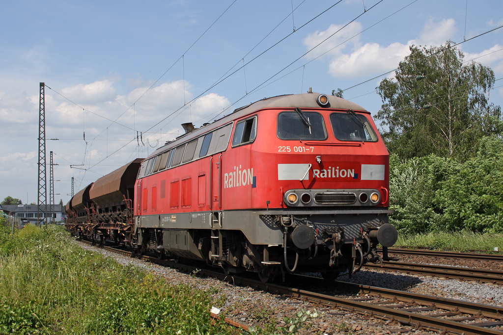 Die 225 001-7 in Niederlahnstein auf dem Weg nach Wetzlar am 26,05,11