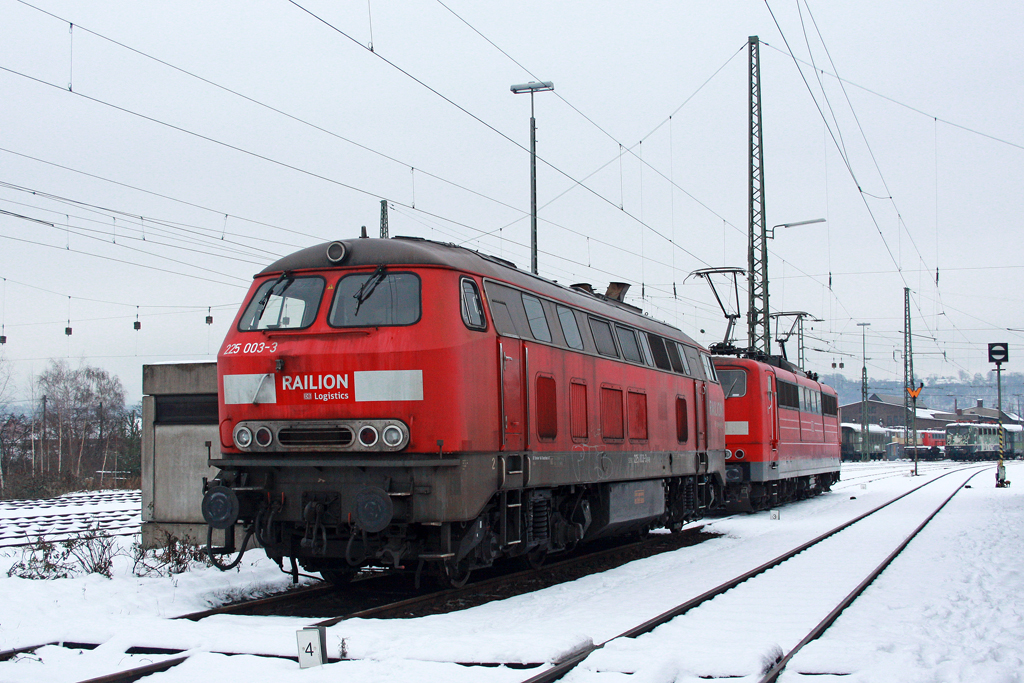 Die 225 003-3 in Koblenz L�tzel am 21,12,10