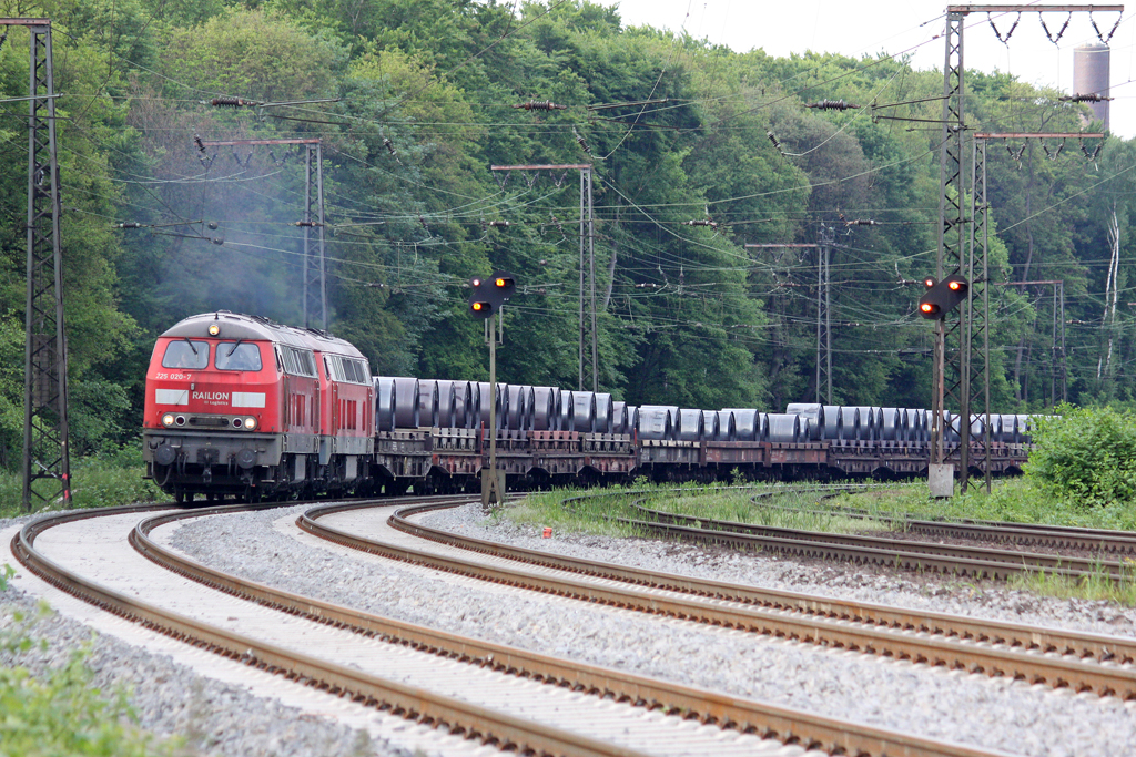 Die 225 020-7 in Duisburg Neudorf am 25,05,10
