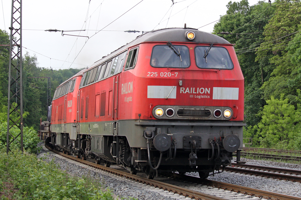 Die 225 020-7 in Duisburg Neudorf am 25,05,10