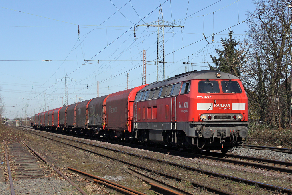 Die 225 021-5 in Ratingen Lintorf am 07,03,11