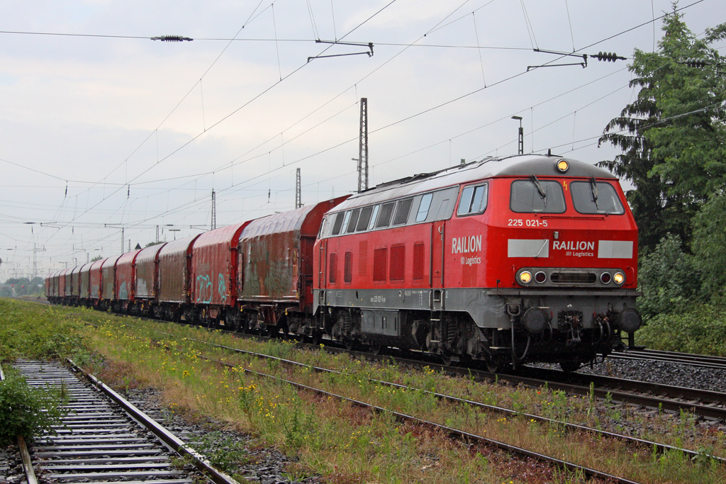 Die 225 021-5 in Ratingen Lintorf am 24,06,11