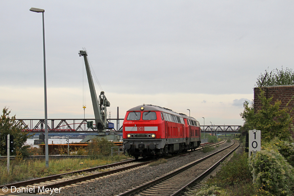Die 225 023-1 und 225 117-1 in Duisburg Wanheim am 14,10,12