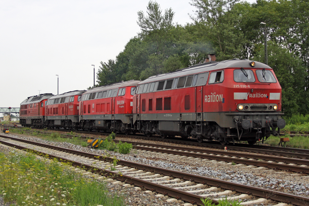 Die 225 030-6 , 225 806-8 , 225 xxx-x und 233 662-6 in M�hldorf am 02,08,10