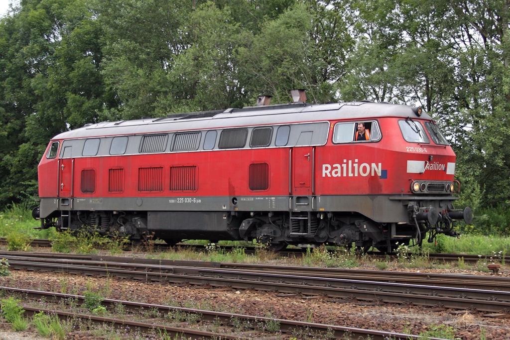 Die 225 030-6 in M�hldorf am 02,08,10