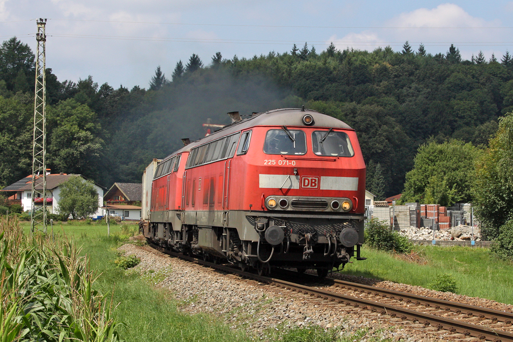 Die 225 071-0 und 225 809-3 in T��ling am 04,08,10