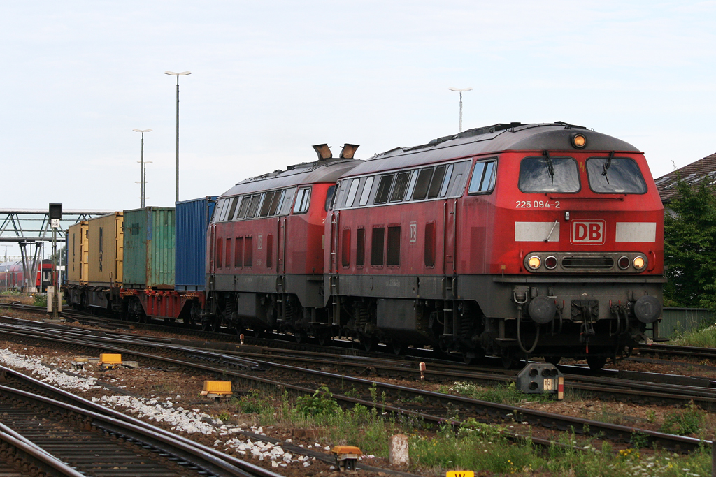 Die 225 094-2 in M�hldorf am 02,08,10