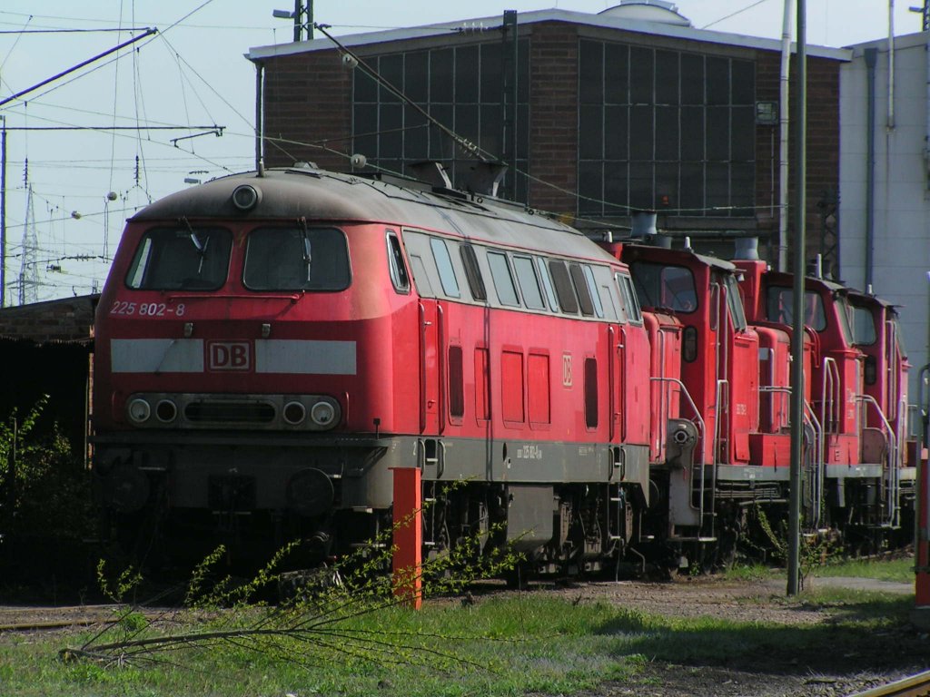 Die 225 802-8 steht vor einingen Schrott V60er. Sie ist die ehemalige Vorserien 218 002. In Mainz-Bischofsheim.

Patrick E.
