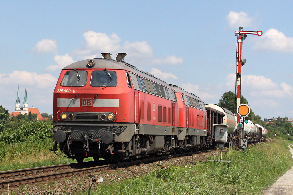 Die 225 803-6 und 225 017-3 in Alt�tting am 04,08,10