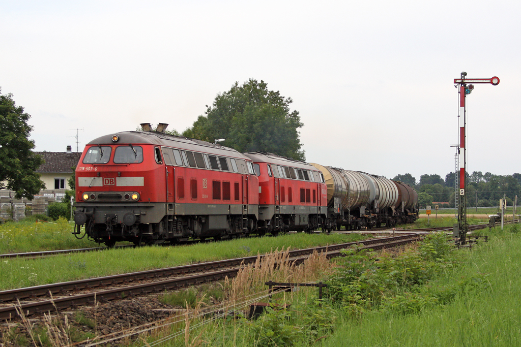 Die 225 803-6 und 225 017-3 in T��ling am 04,08,10