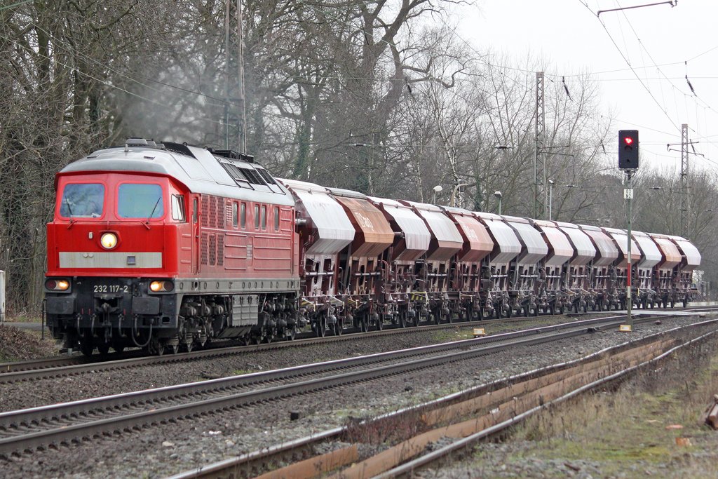 Die 232 117-2 mit einen Kalkzug aus W�lfrath in Ratingen Lintorf am 19,03,10