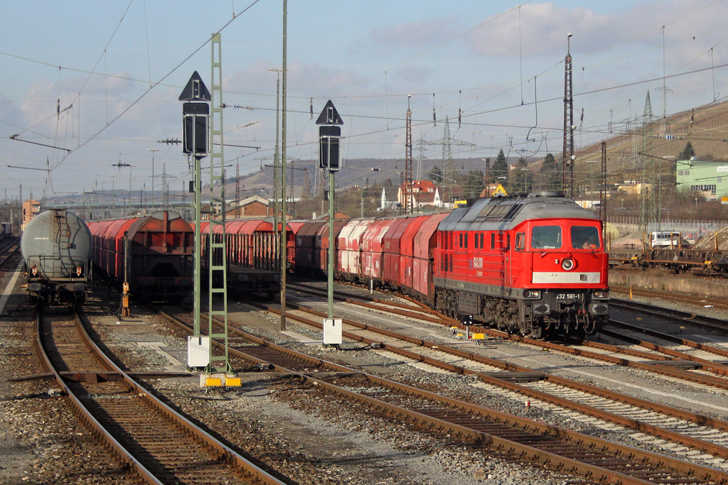 Die 232 561-1 in W�rzburg am 08,02,11
