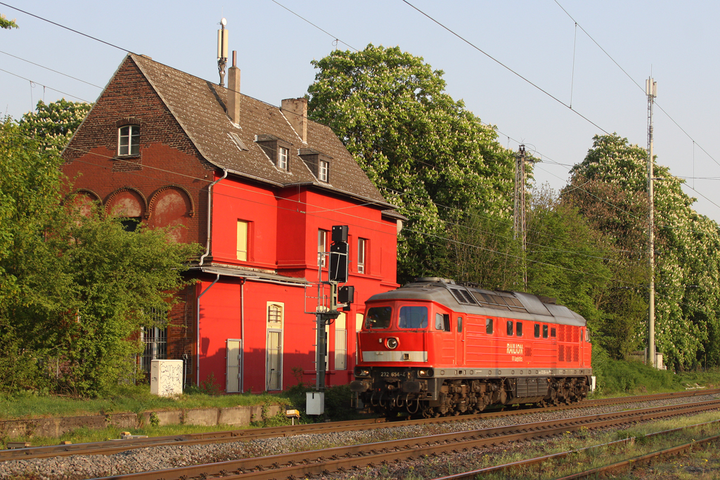 Die 232 654-4 in Ratingen Lintorf am 21,04,11