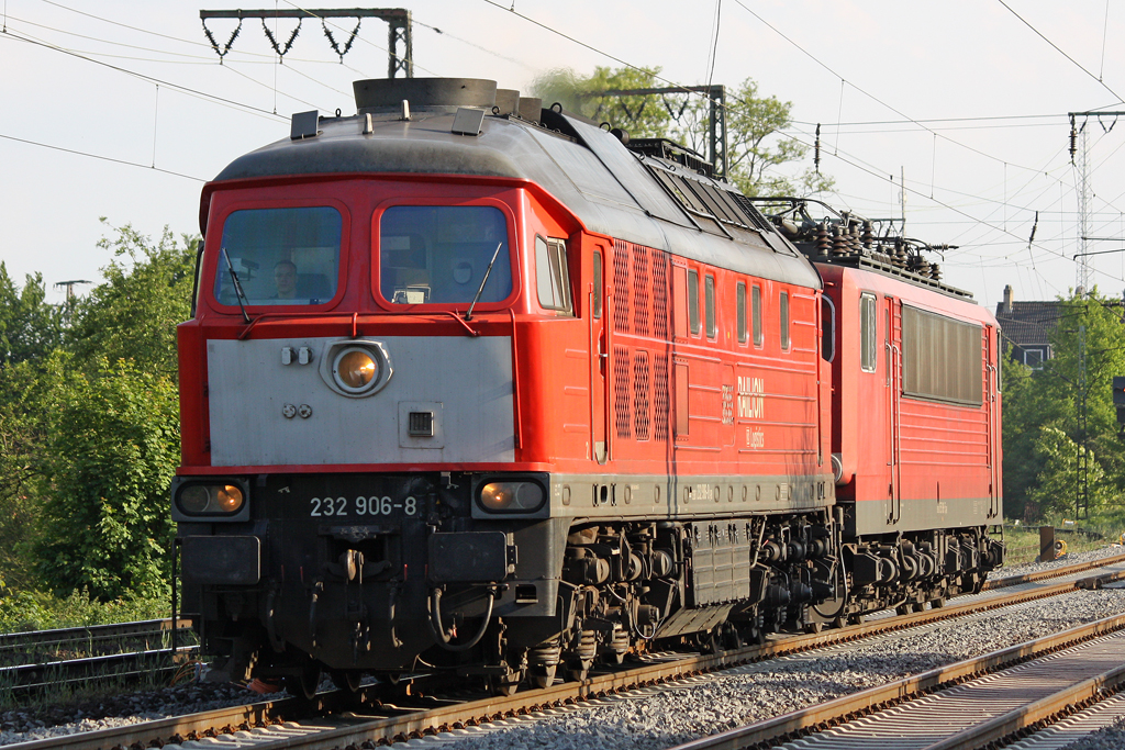 Die 232 906-8 in Duisburg Neudorf am 28,05,10