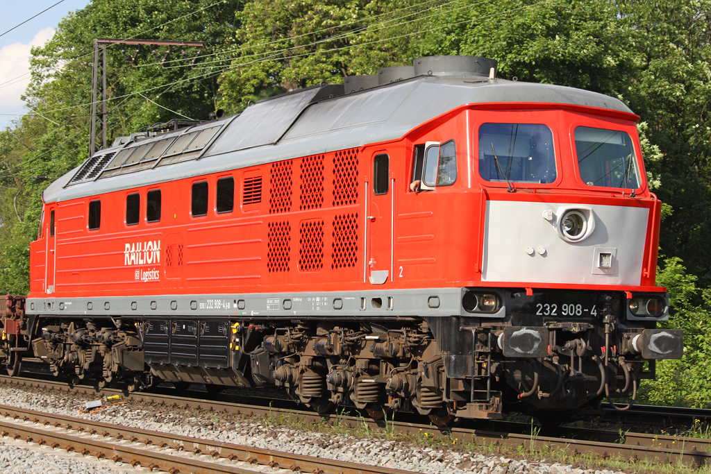 Die 232 908-4 in Duisburg Neudorf am 28,05,10