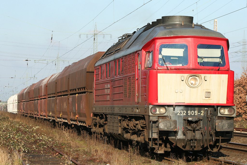 Die 232 909-2 in Ratingen Lintorf am 13.12.09 