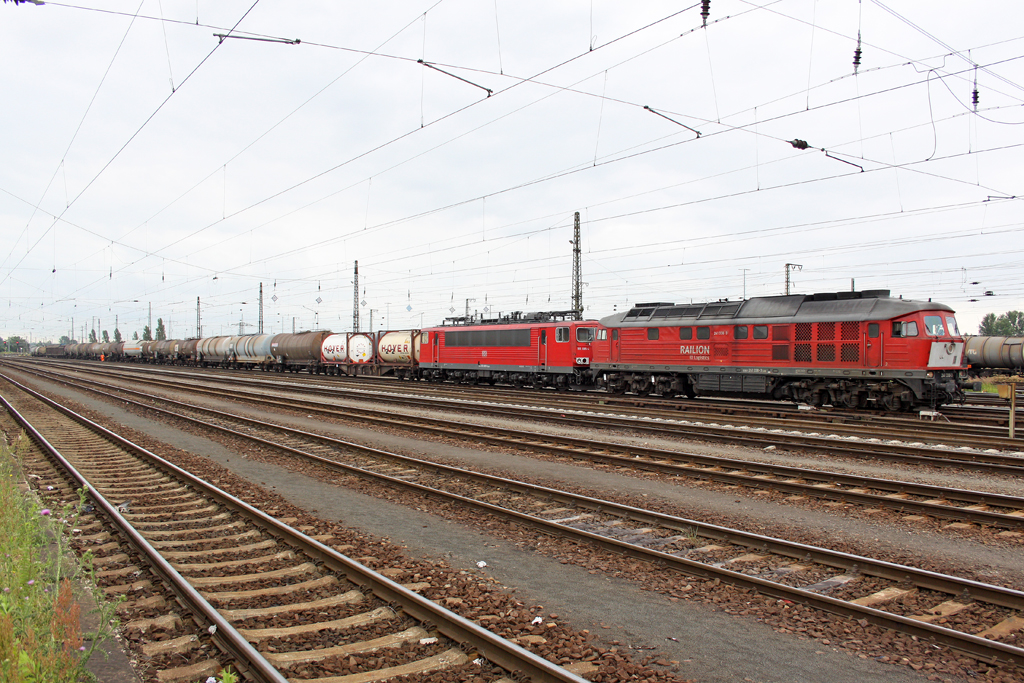 Die 241 338-3 und 155 085 in Gro�korbetha am 06,07,10