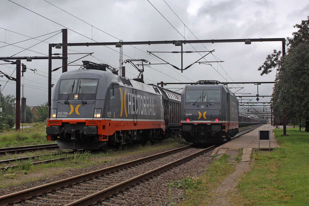 Die 242.516 Ferdinand und 241.008 Galore in Padborg am 05,08,11
