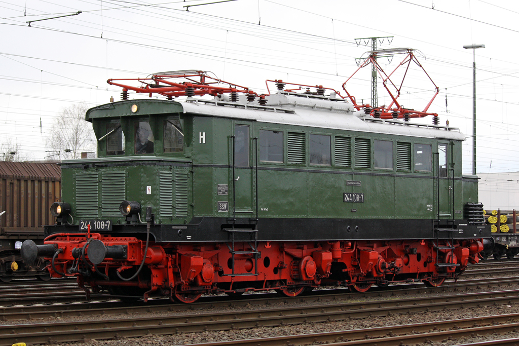 Die 244 108-7 bei der Lokparade in Koblenz-L�tzel am 03,04,10