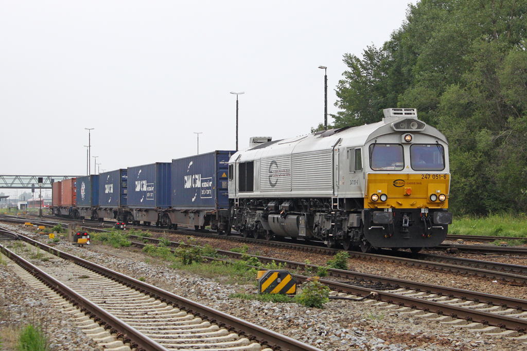 Die 247 051-6 in M�hldorf am 01,08,11