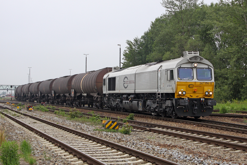 Die 247 054-0 in M�hldorf am 01,08,11
