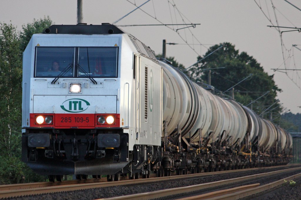 Die 285 109-5 bei der durchfahrt durch H�rsten, am 04,09,09