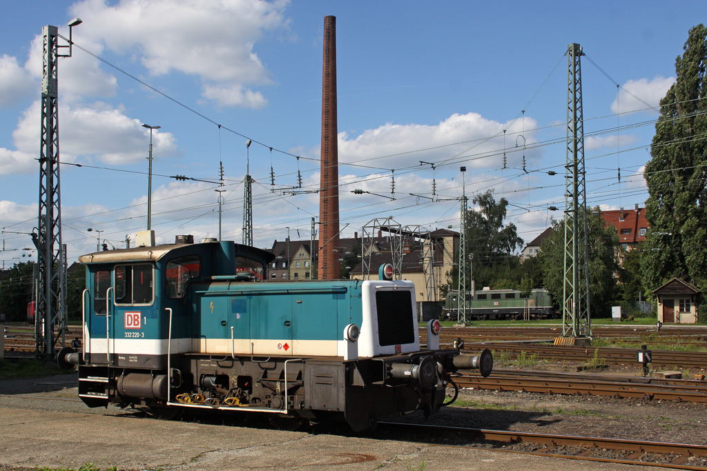 Die 332 220-3 und im hintergund die 141 011-7 im BW N�rnberg Gostenhof am 19,08,10
