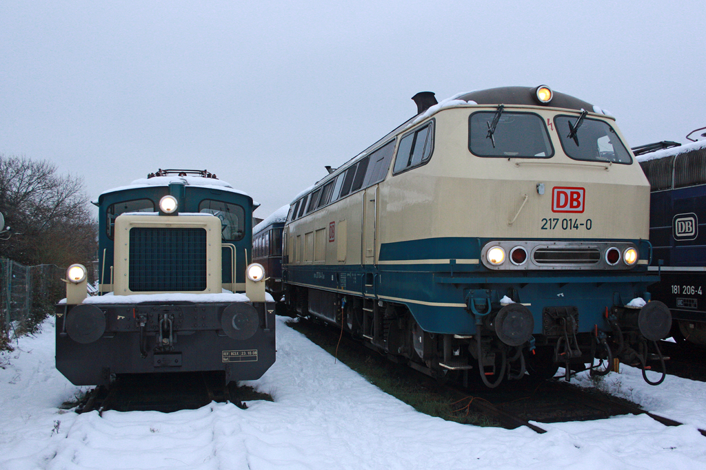 Die 333 068-5 neben 217 014-0 im DB Museum Koblenz L�tzel am 21,12,10