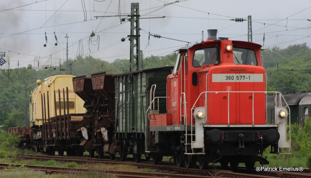 Die 360 577-1 lies Ihre Muskeln am 13.05.2010 mit dem kleinen Bauzug spielen. In Damrstadt-Kranichstein