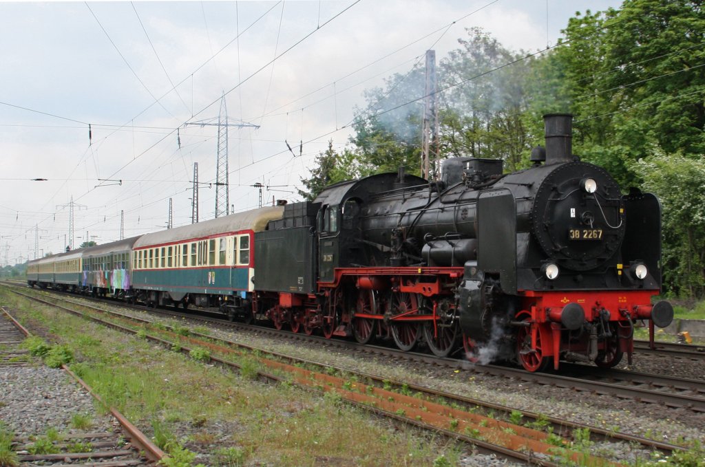 Die 38 2267 am 15.5.10 mit ihrem Sonderzug ins Angertal in Ratingen-Lintorf