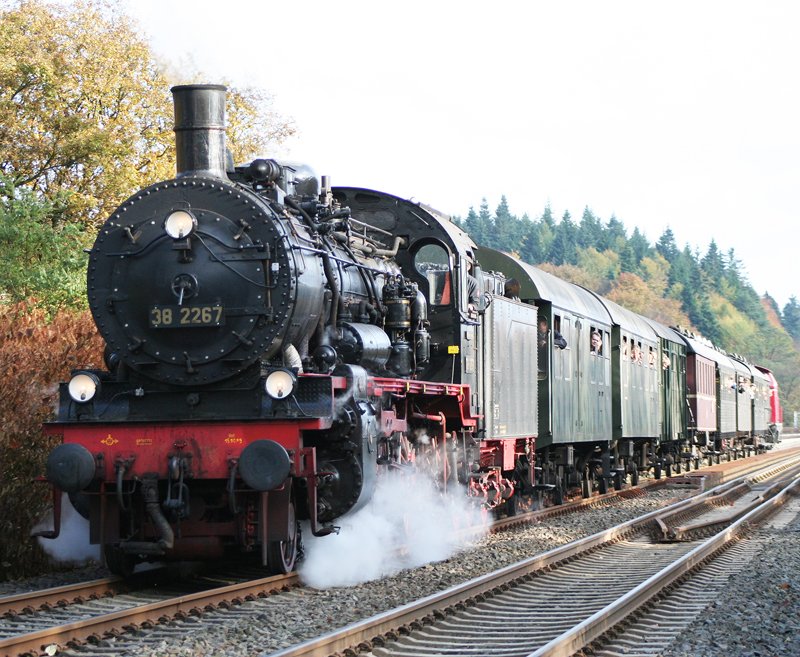 Die 38-2267 heute als Sonderzug unterwegs f�r das Br�ckenfest 2009 hier kurz vor der Einfahrt in Solingen Schaberg am 25.10.09 